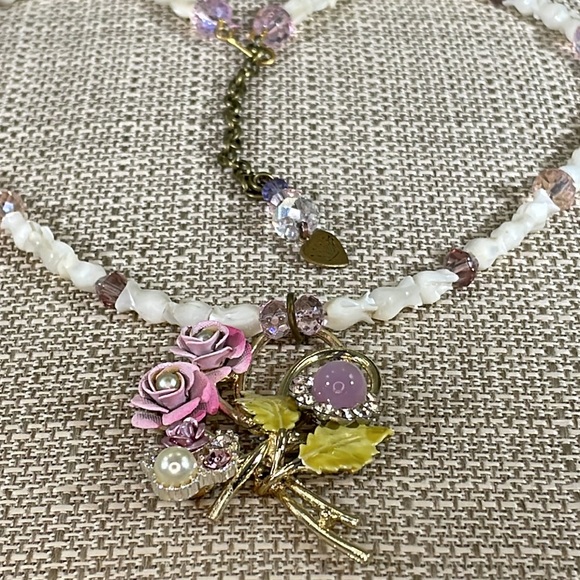 ⭐️Adorned Crown assemblage enamel flower mother of Pearl rose beads necklace - Picture 7 of 10